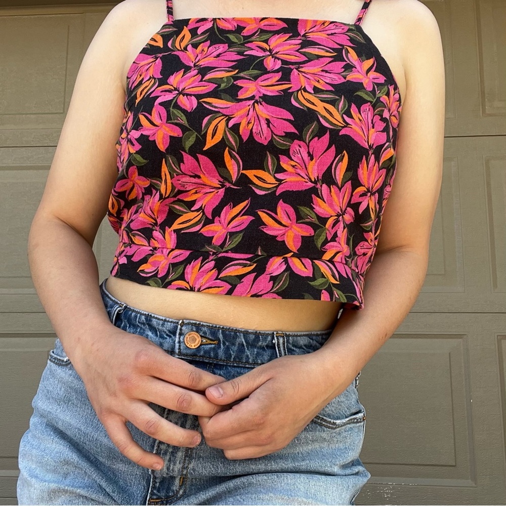 beachy high neck crop top 🌺